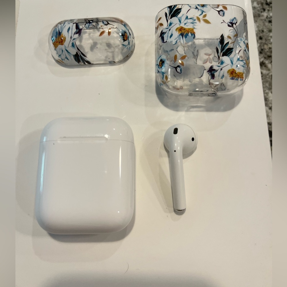 Apple AirPods and case- missing left airpod
